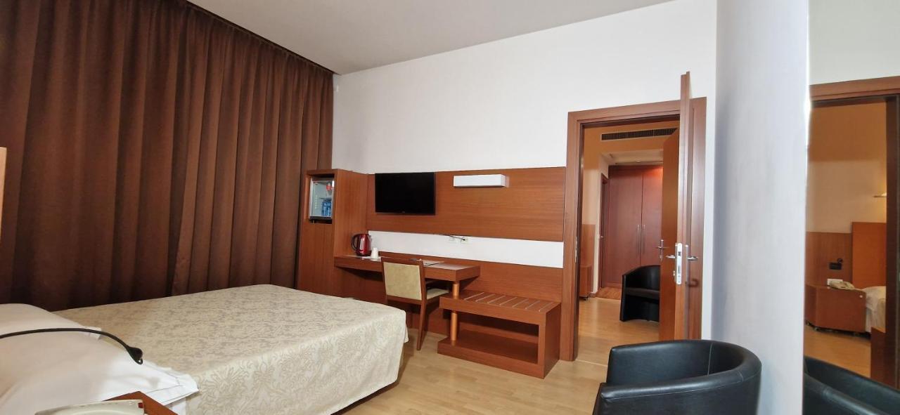 Bella Italia Palace Hotel โนวารา ภายนอก รูปภาพ