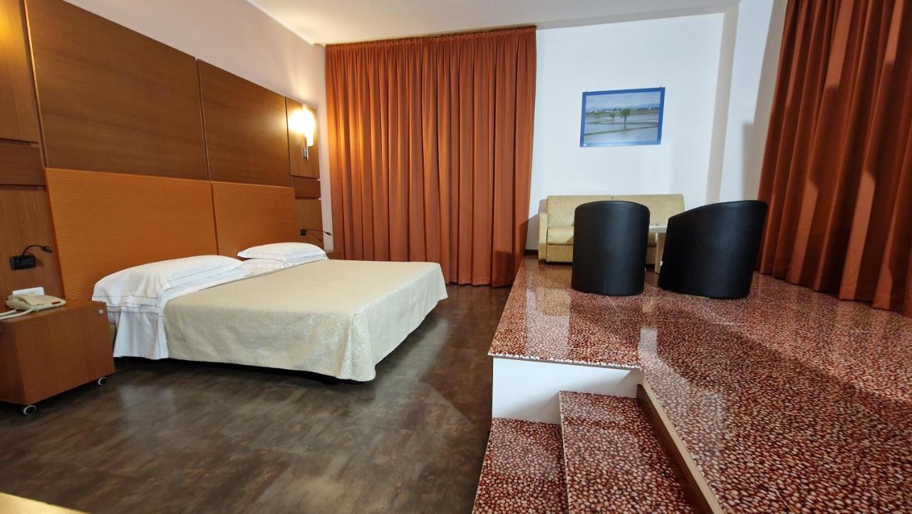 Bella Italia Palace Hotel โนวารา ภายนอก รูปภาพ