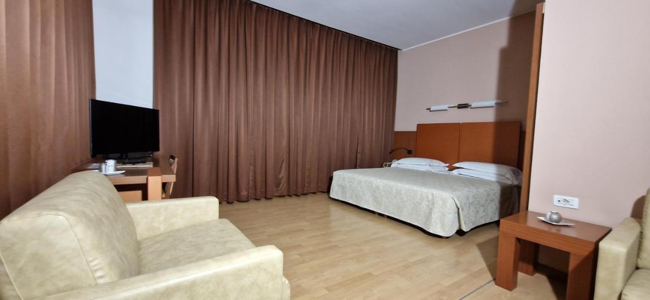 Bella Italia Palace Hotel โนวารา ภายนอก รูปภาพ