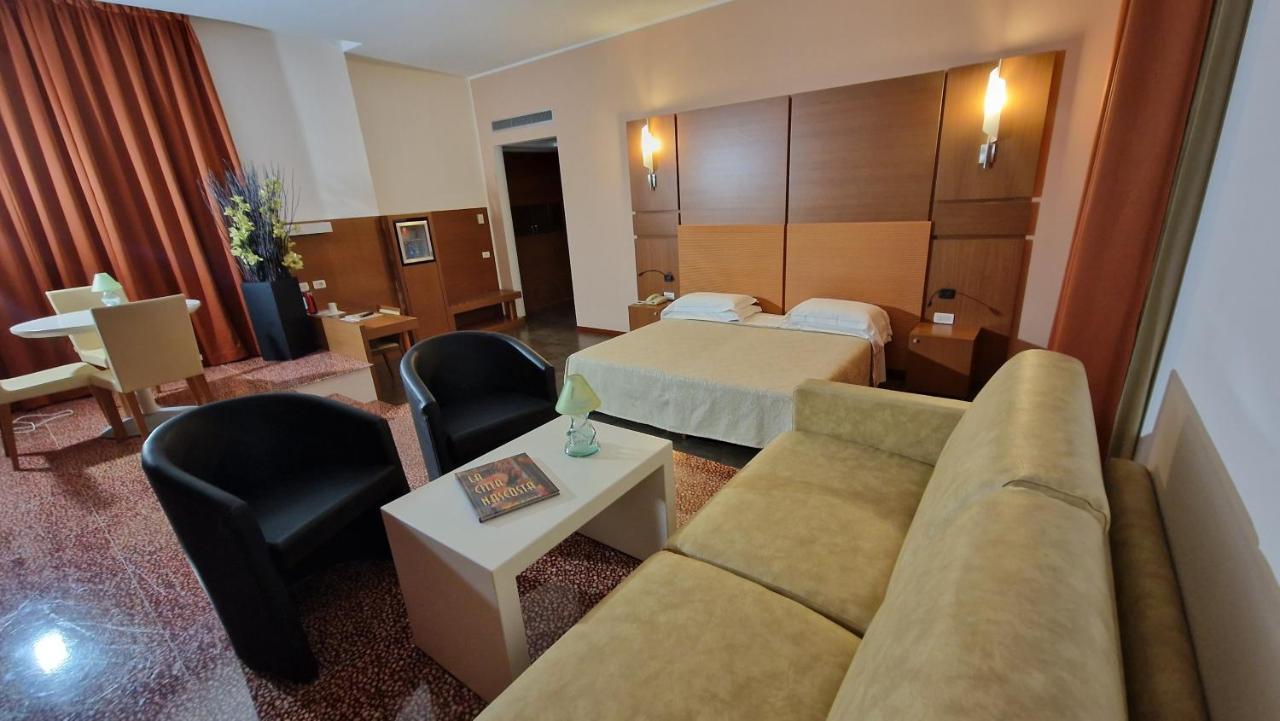 Bella Italia Palace Hotel โนวารา ภายนอก รูปภาพ