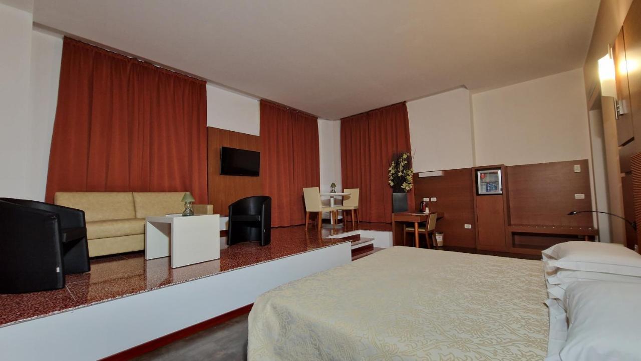 Bella Italia Palace Hotel โนวารา ภายนอก รูปภาพ