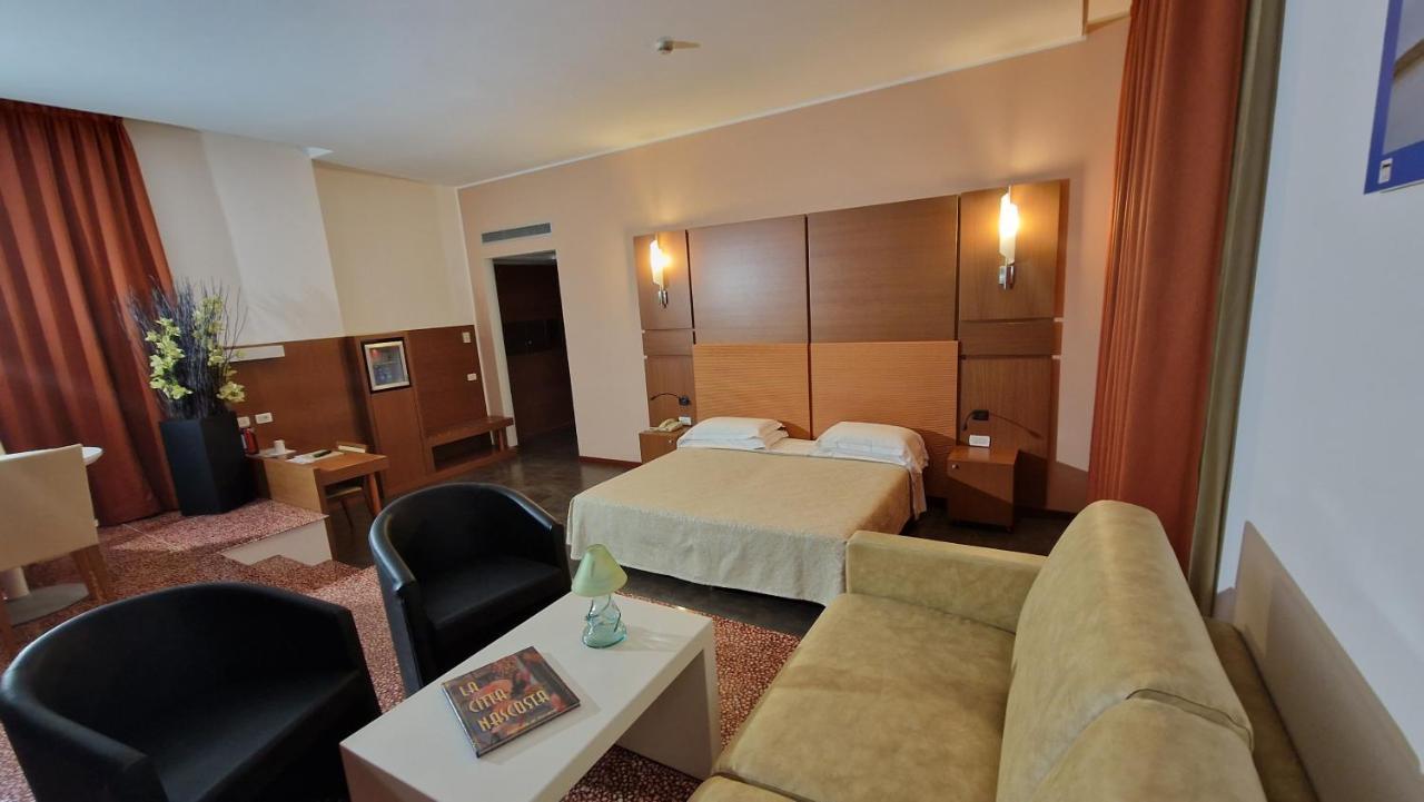 Bella Italia Palace Hotel โนวารา ภายนอก รูปภาพ