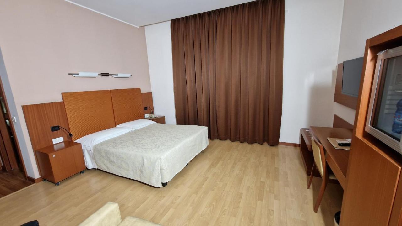 Bella Italia Palace Hotel โนวารา ภายนอก รูปภาพ