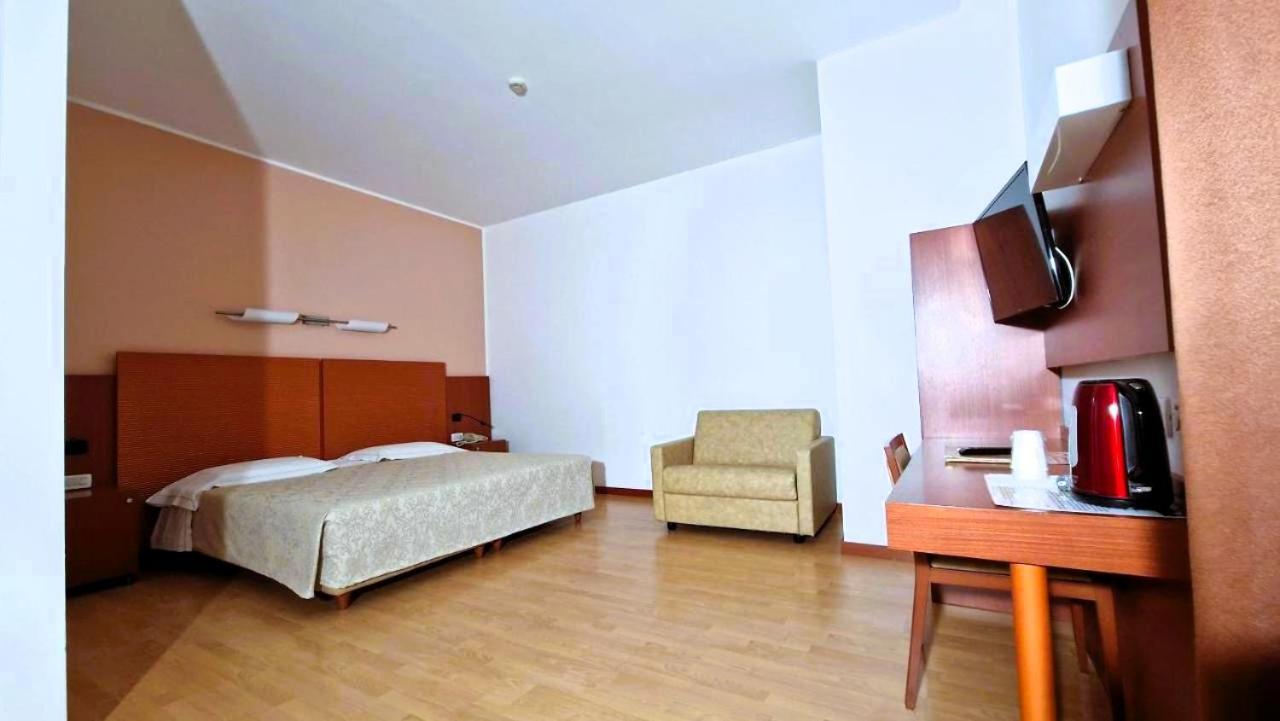 Bella Italia Palace Hotel โนวารา ภายนอก รูปภาพ